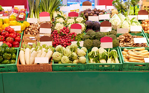 Gemüsestand im Supermarkt, Quellenangabe: Robert Kneschke – stock.adobe.com